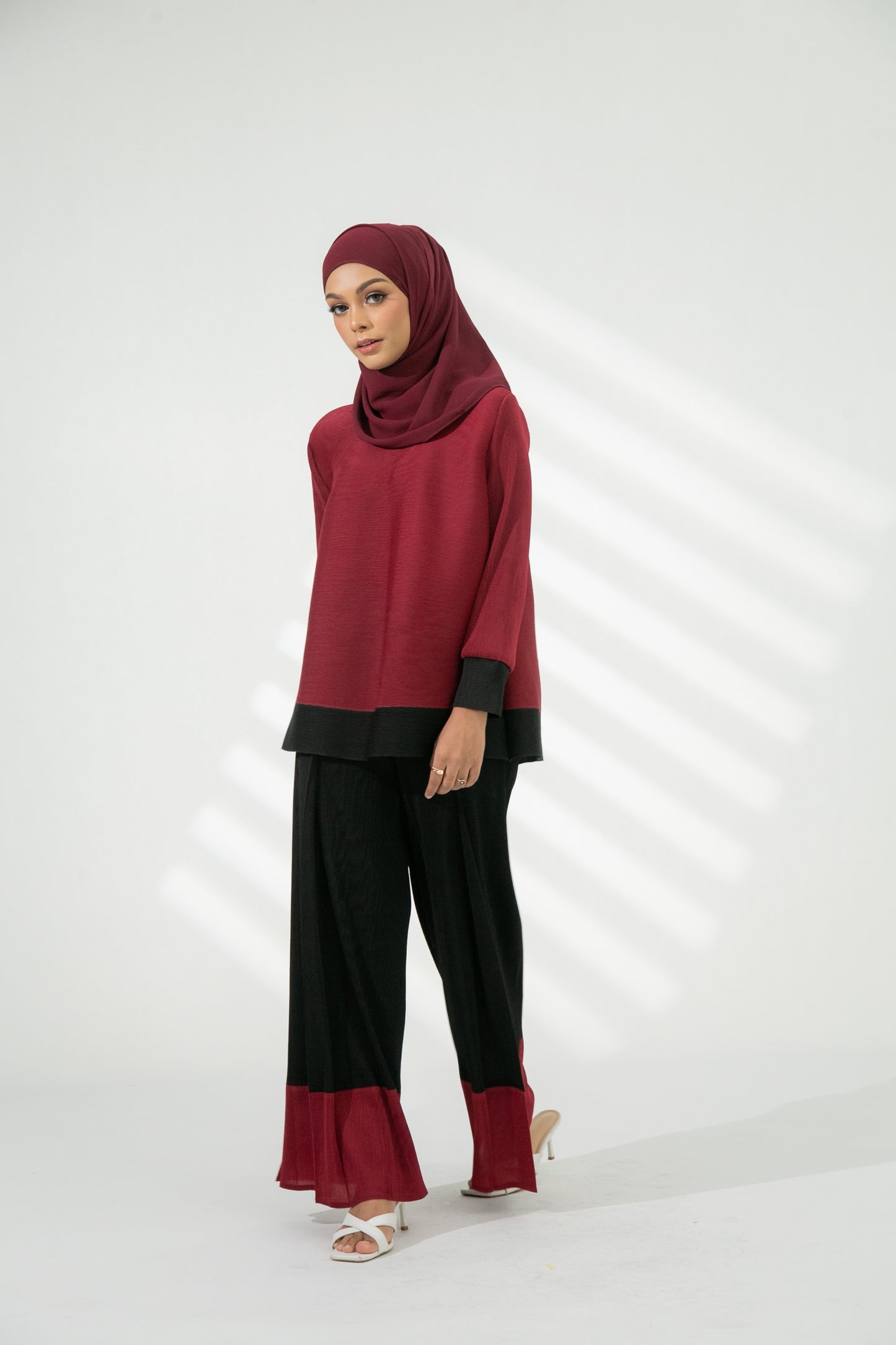 Mardee Pleated Pants in Red / Black