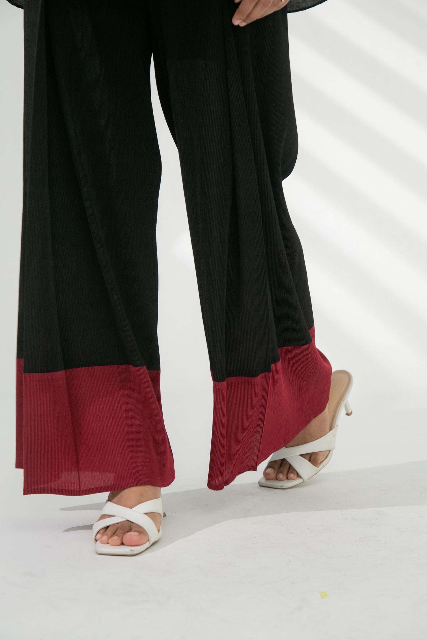 Mardee Pleated Pants in Red / Black