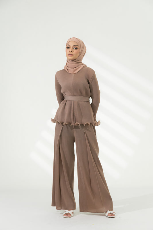Farah Pleated Pants in Brown