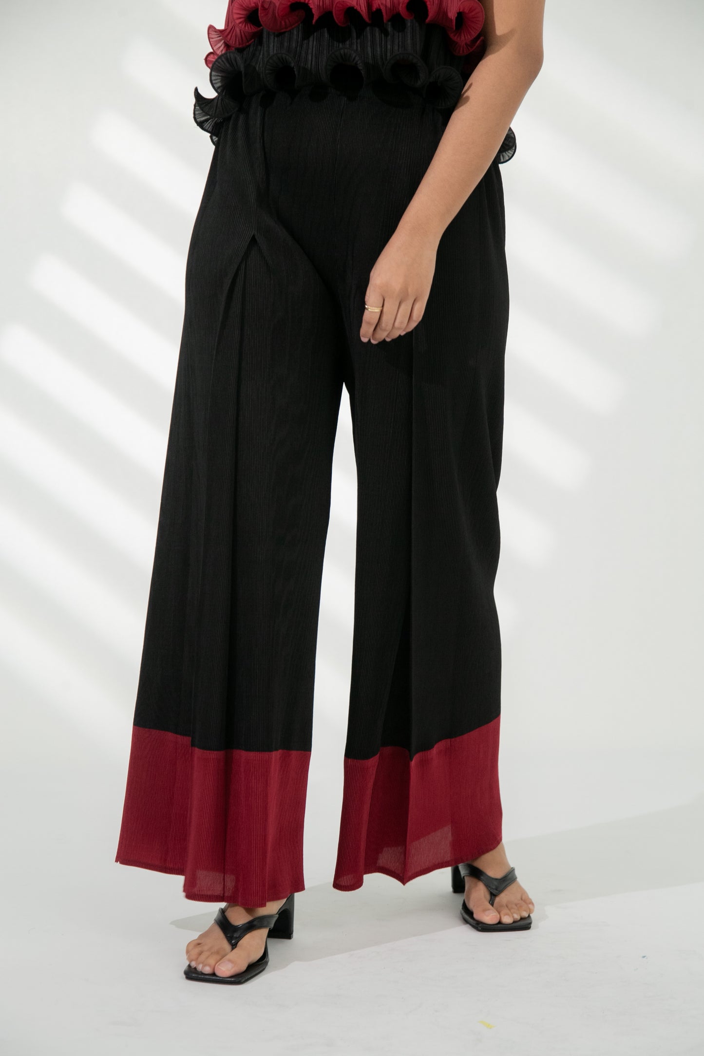 Mardee Pleated Pants in Red / Black